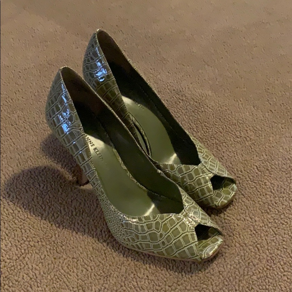 Anne Klein peep toe green Crocodile size 8 pump